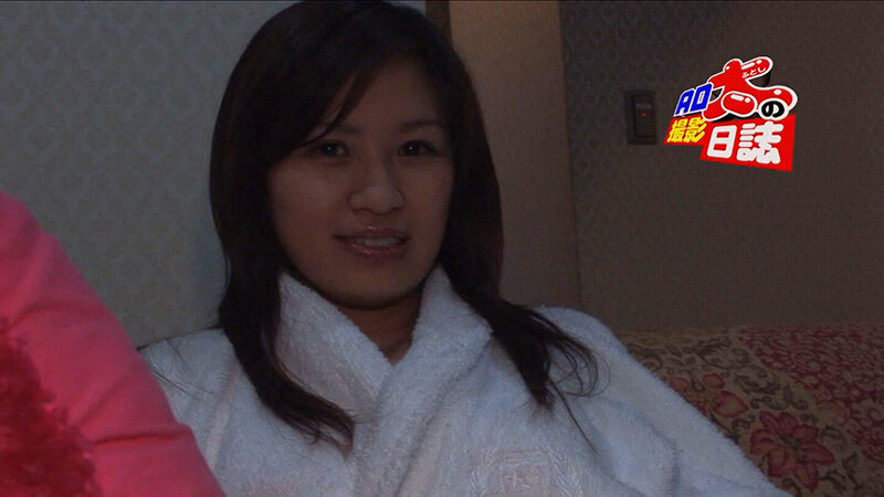 処女を彷彿させる純粋無垢な笑顔を向ける美女とノリの良い茶髪の美女の部屋に追放したはずの男優が勝手に突入!ADが止めるも暴走は止まらずヤられちゃう?!
