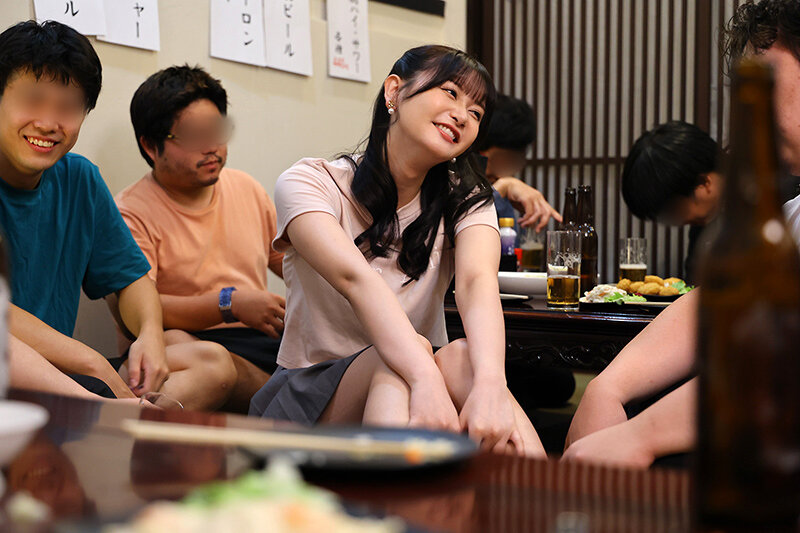 サッカー番組で大人気!同じテレビ局で働く幼馴染のキャスターが週刊誌にすっぱ抜かれた!僕が最初に好きだったのに(BSS)、実はサッカー選手やプロデューサーと誰とでも寝るただのヤリマンで、、、 静河