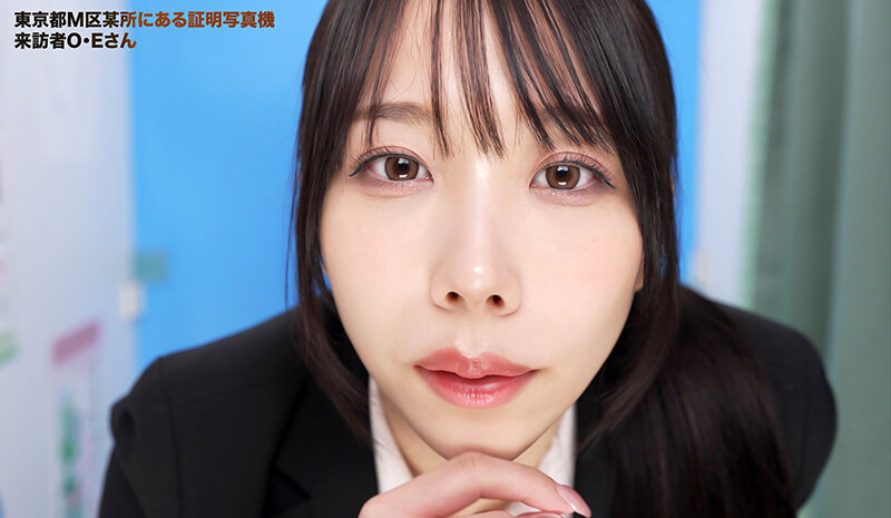ここで撮影した写真を貼れば絶対合格するというピストンバイブ証明写真ボックス リクルートスーツの女子大生がどんなに突かれても笑顔をキープ 来訪者O.Eさん