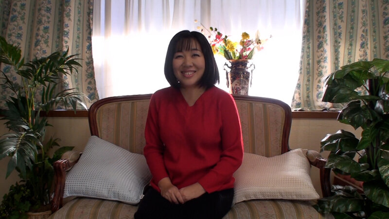 経験人数30人オーバーの52歳美魔女が思い切ってAV出演!好きモノ熟女は垂れ乳を弄られ大股開きの快楽イキまくり!