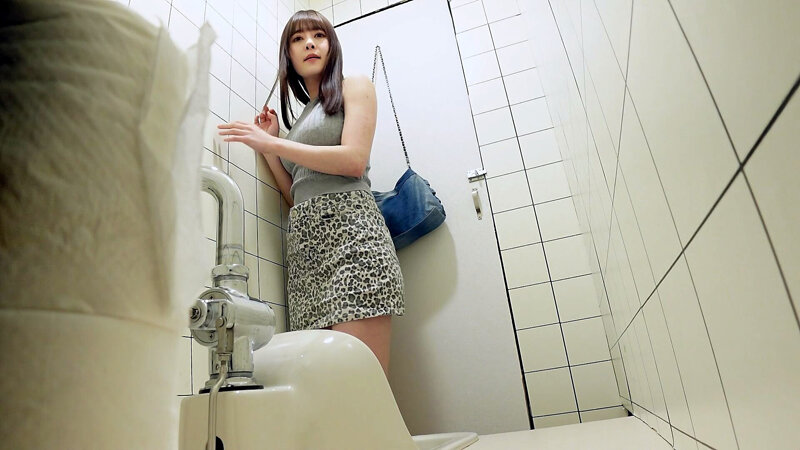 女子トイレ覗き迫力の放尿と生々しいオナニー #7