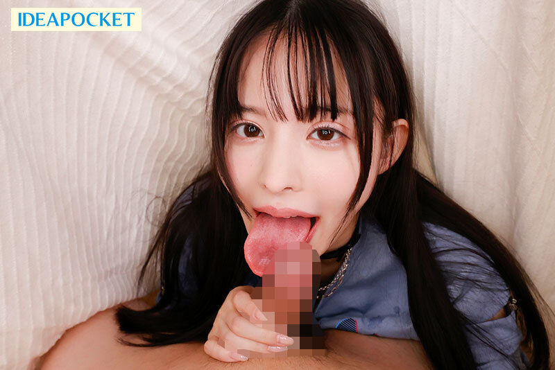 10年ぶりに再会した幼馴染は今や国民的アイドルなのに童貞の僕を小悪魔パンチラ誘惑！？ 彼女の掌の上で転がされ続け2日間で10発も搾りとられました… 山田鈴奈