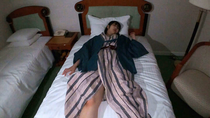気持ち良くって腰が止まらない！暗闇でライトに浮かぶ熱い不倫旅行セックス！