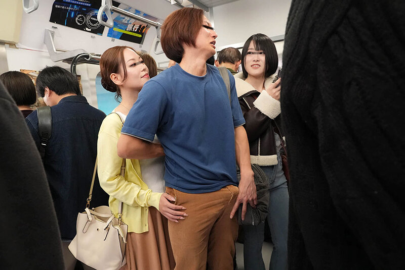 「おばさんの私に触られて勃っちゃう君が悪いんだよ」彼女が隣にいても構わずイケメン彼氏を背後からネチョいコネくり手コキで勃起誘惑する性欲熟女VOL.2